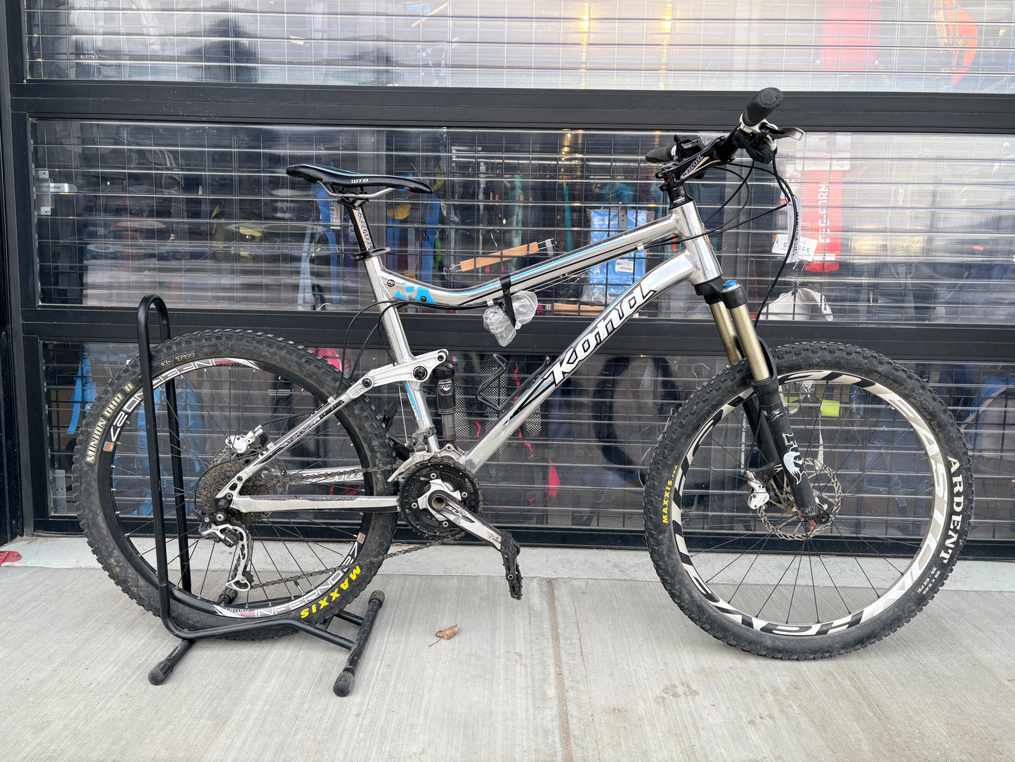 Kona Dawg Primo With Pump, Bottle Cage, and Tool Pouch