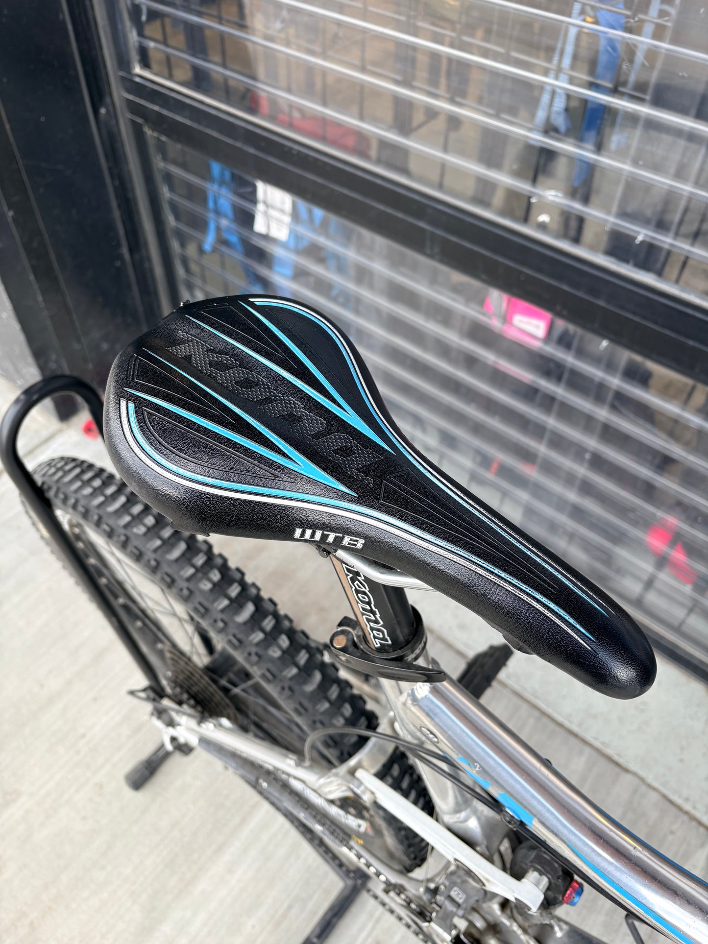 Kona Dawg Primo With Pump, Bottle Cage, and Tool Pouch