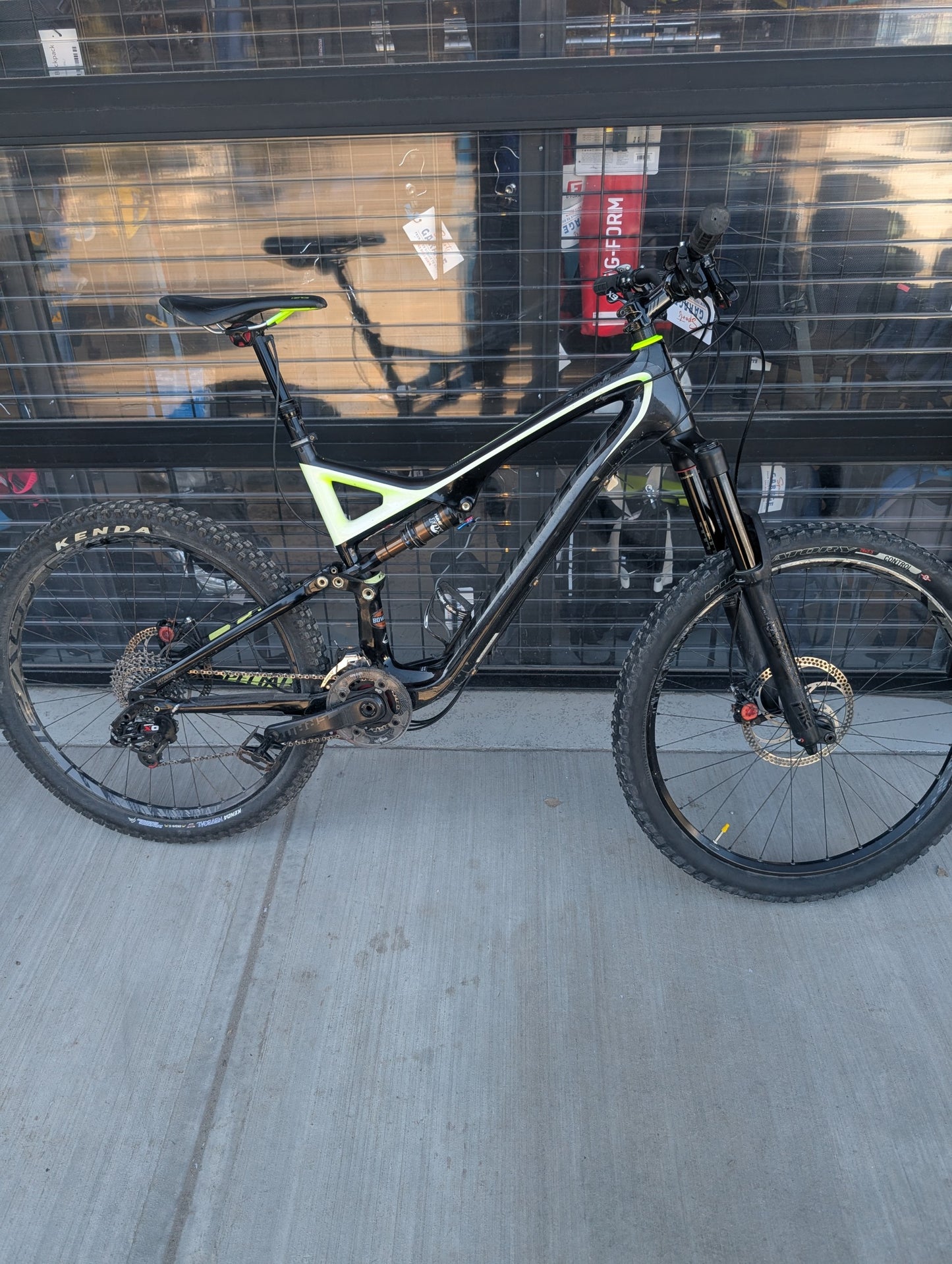Specialized Stumpjumper Full Suspension Mountain Bike